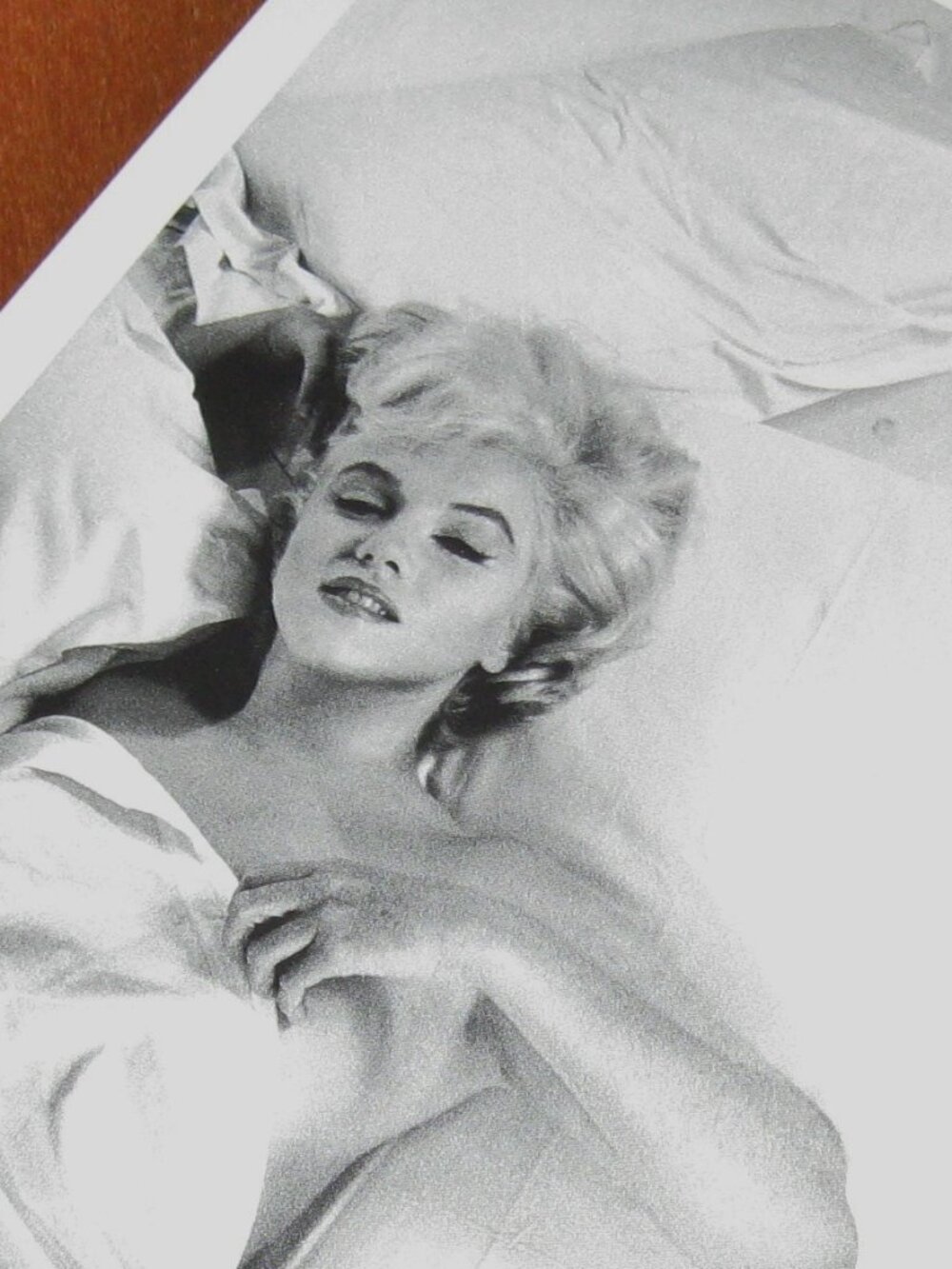 Rare 1960 Sexy Marilyn Monroe in Bed Photo on 1994 Postcard Eve Arnold Magnum